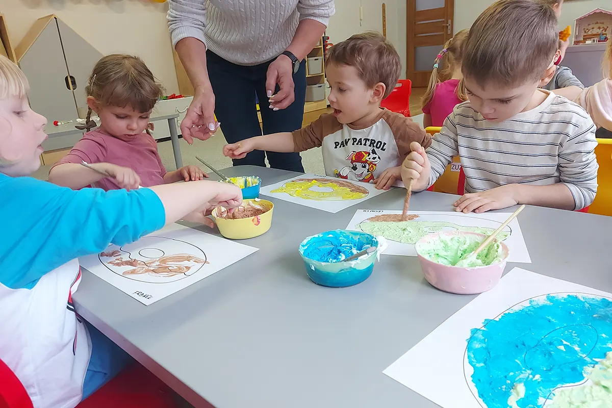  Dzieci siedzą przy stole