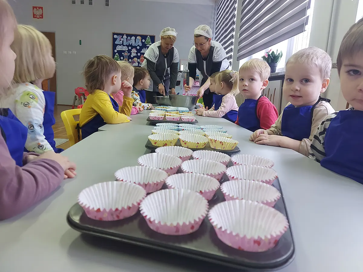  Dzieci przy stole, foremk...