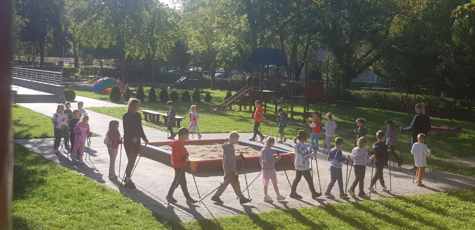  Dzieci i wychowawca z kij...