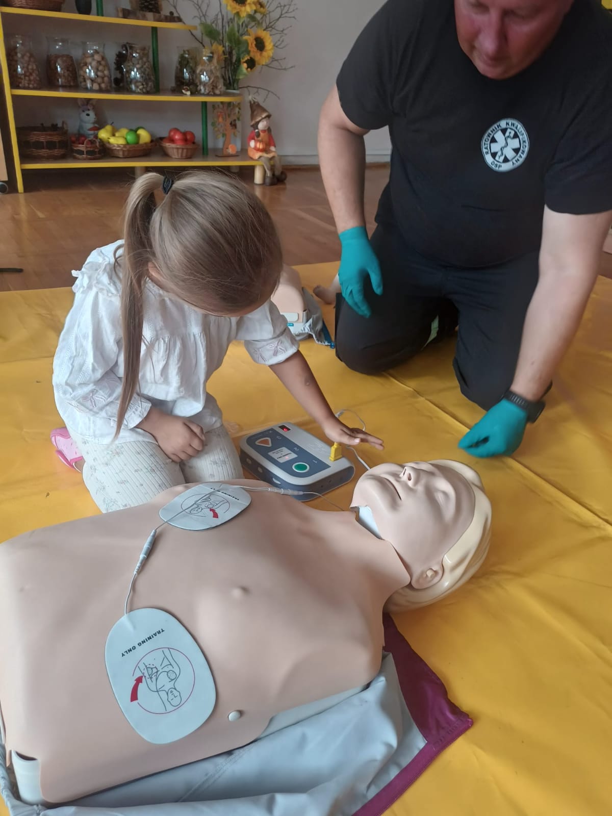  Dziecko, manekin i ratown...