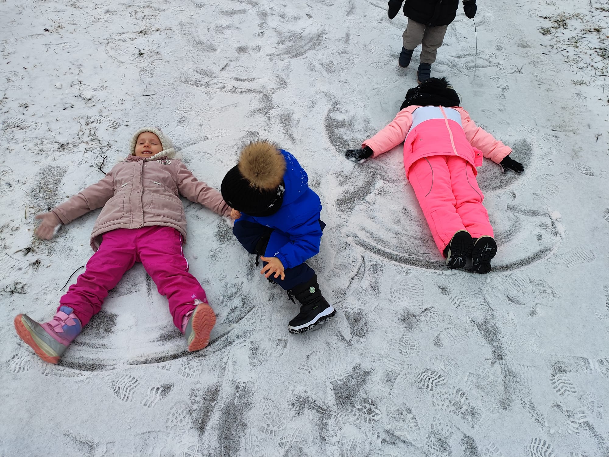  dzieci na śniegu