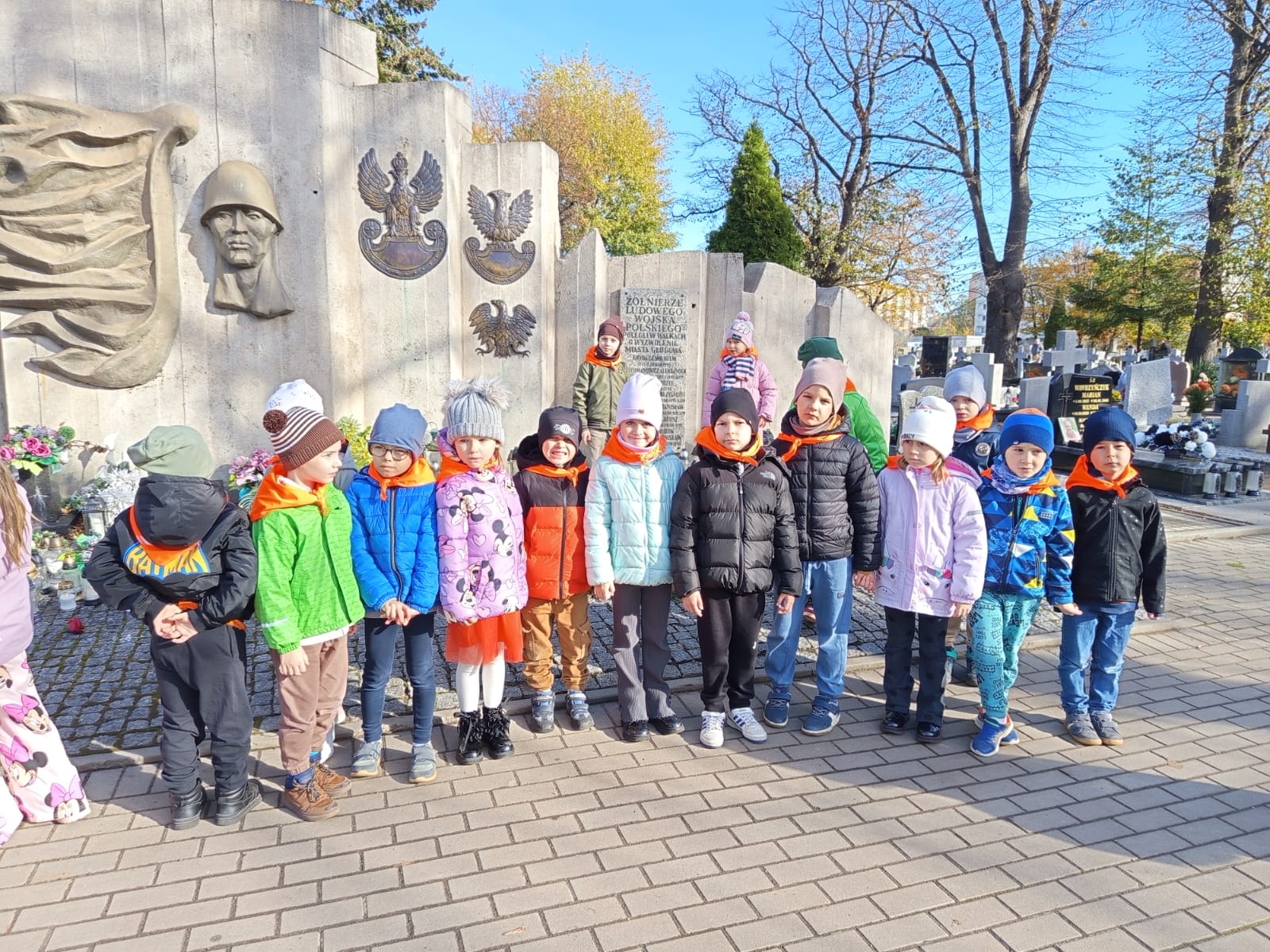  Dzieci przed pomnikiem