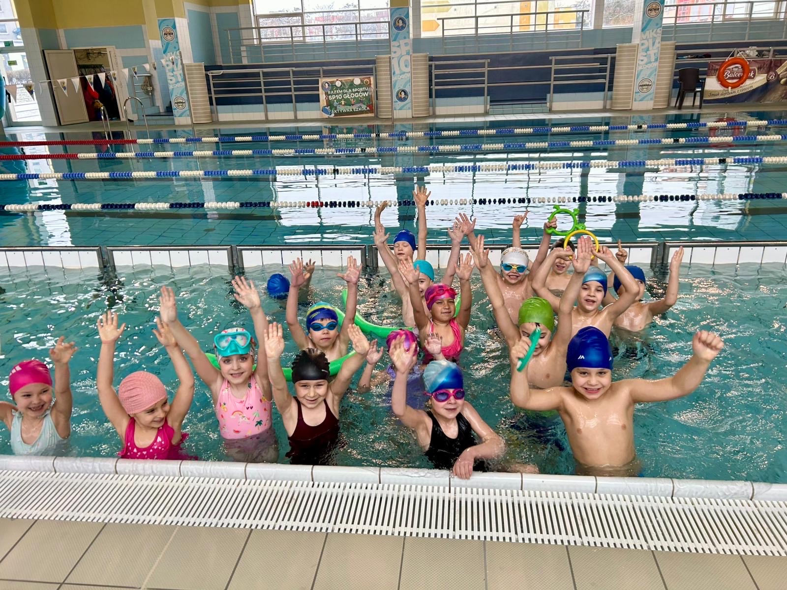  Dzieci stoją w wodzie