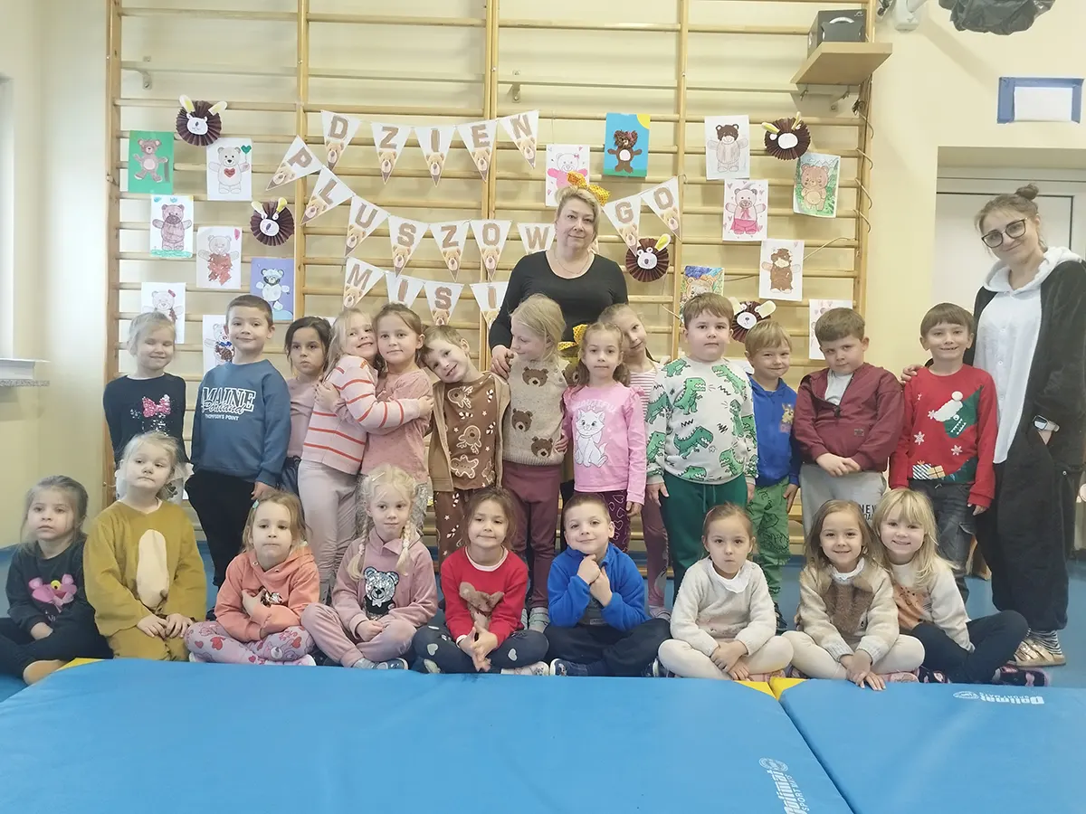  Dzieci na dywanie i osoba...