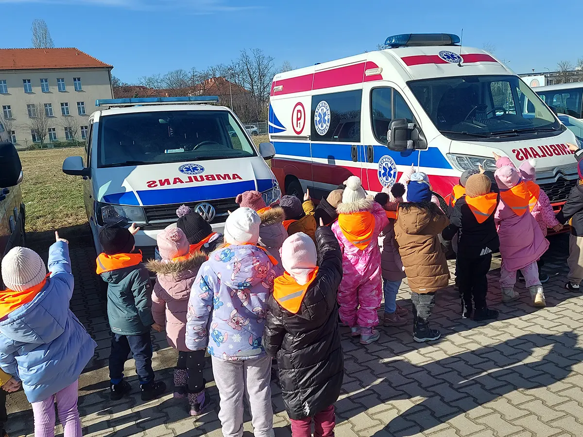  Dzieci i katerki pogotowi...