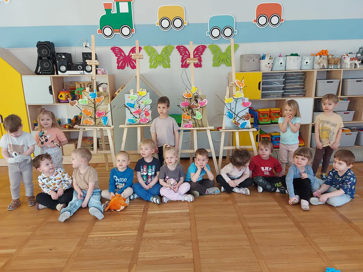  Dzieci siedzą na podłodze