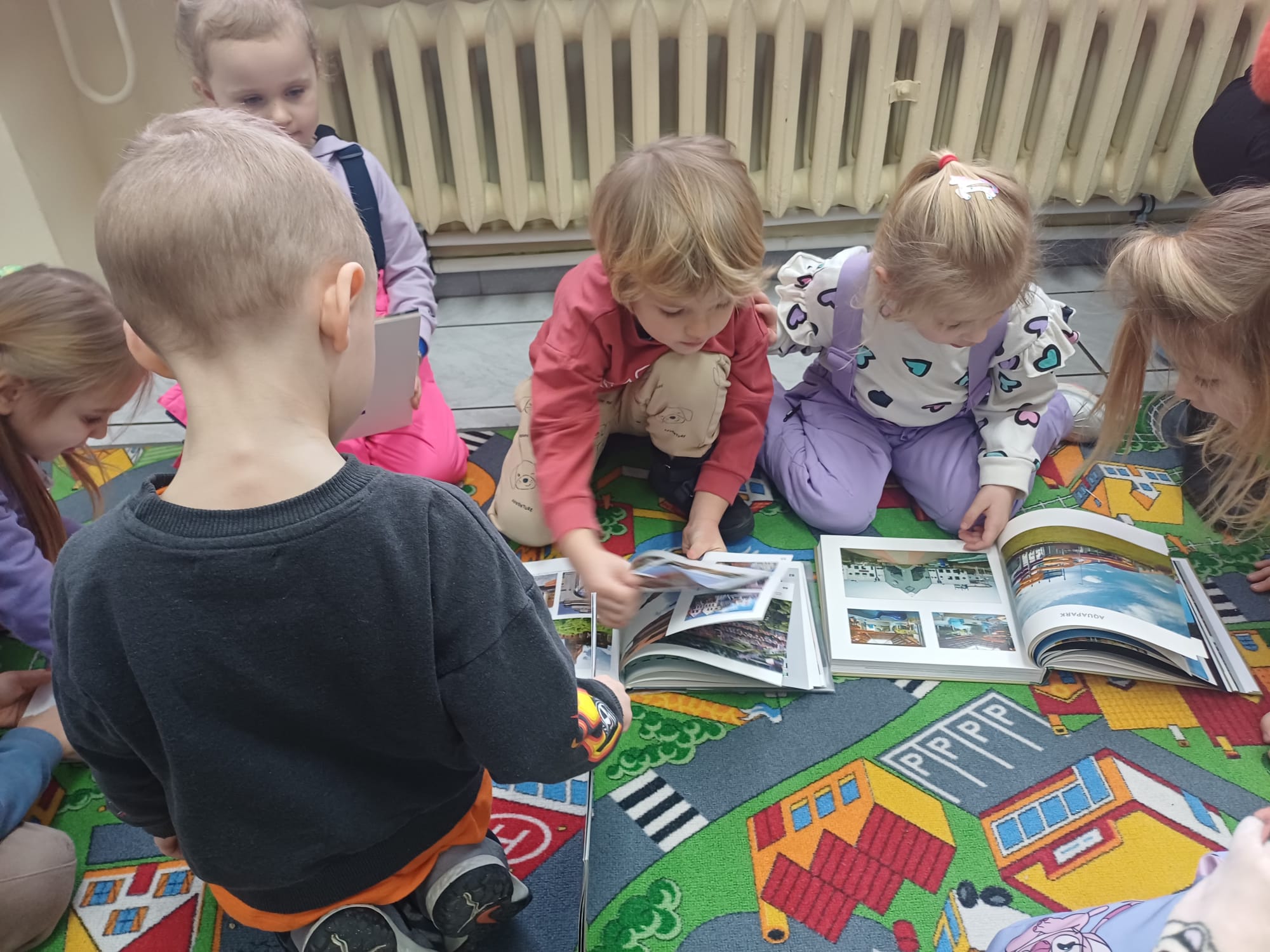  Dzieci na dywanie, ksiązk...