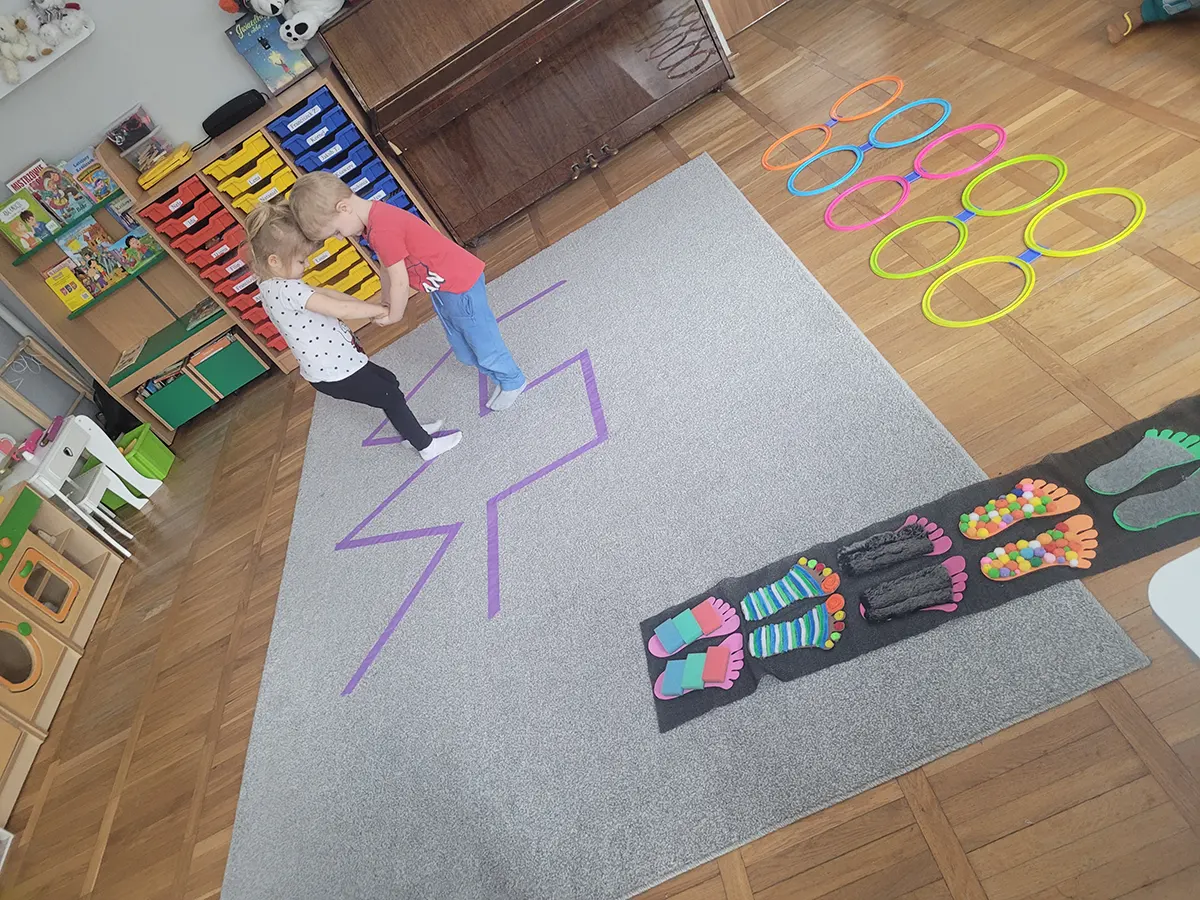  Dzieci stoją na macie