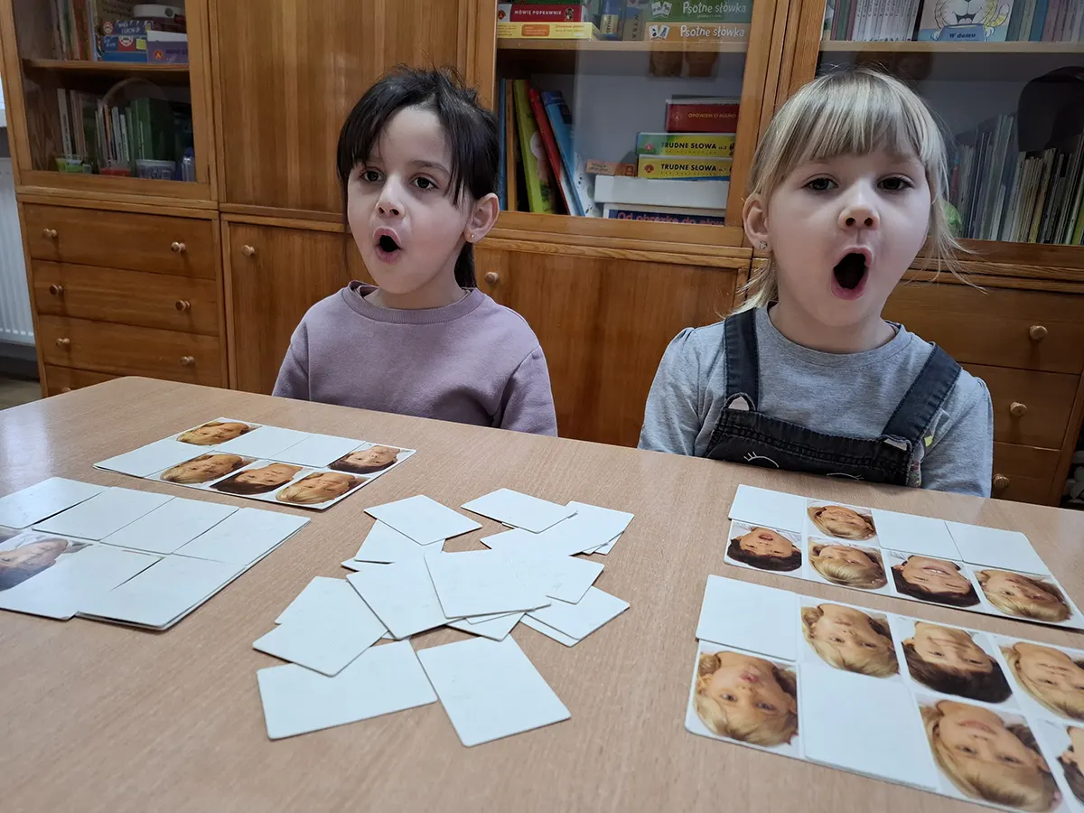  Dzieci siedzą przy stole