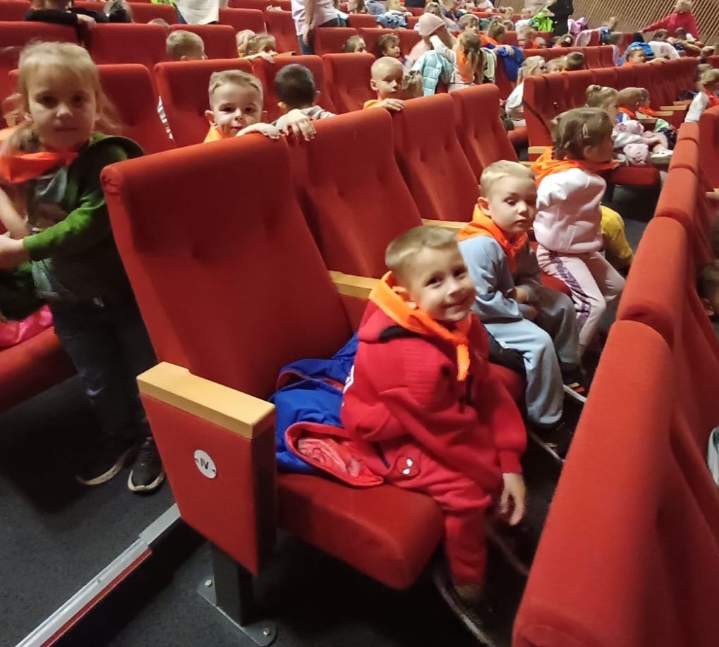 Dzieci siedzą na fotelach