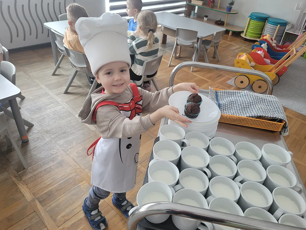  Dziecko w czapce i talerz...