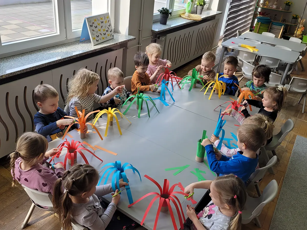  Dzieci siedzą przy stole