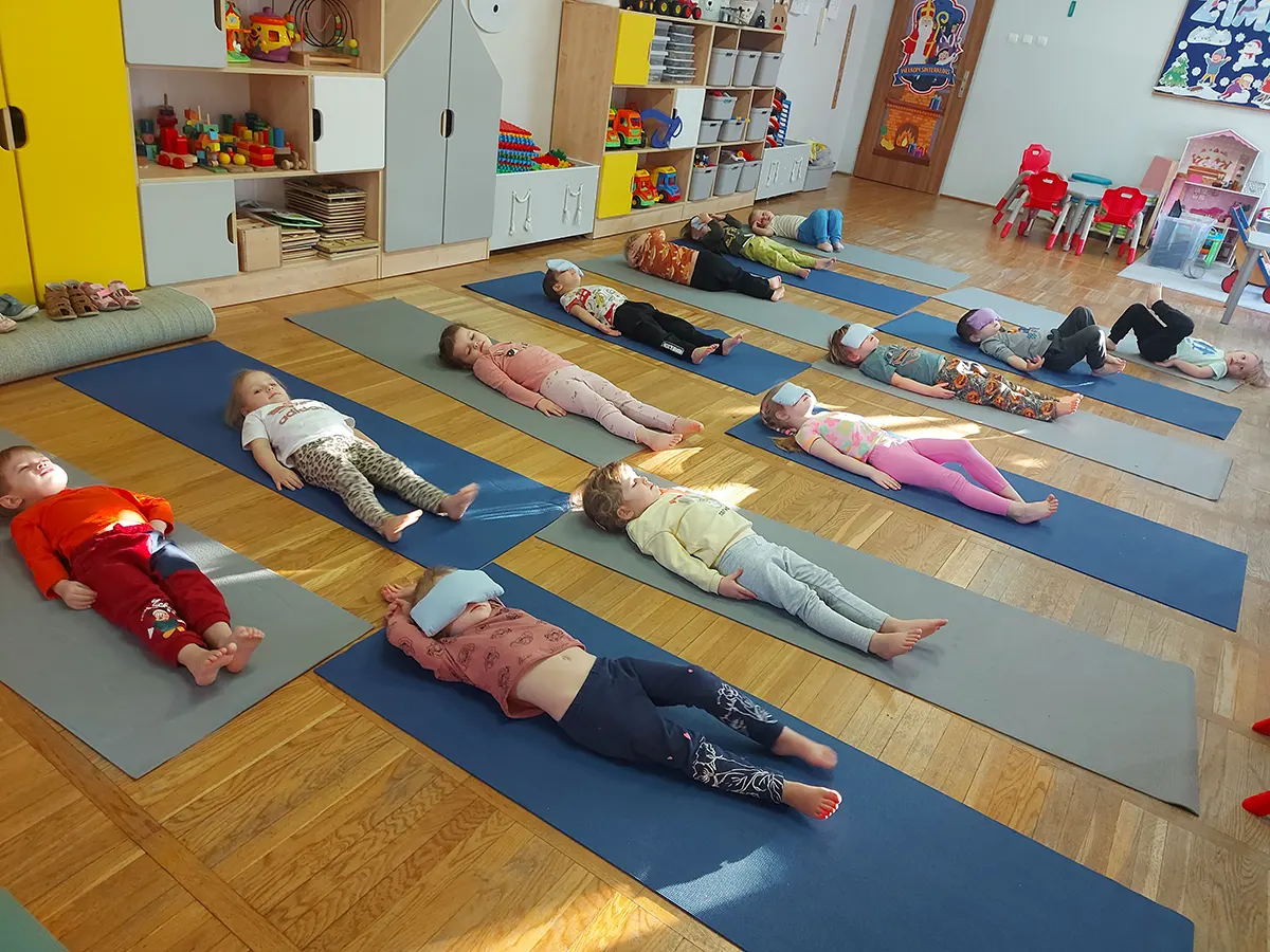  Dzieci leżą na matach