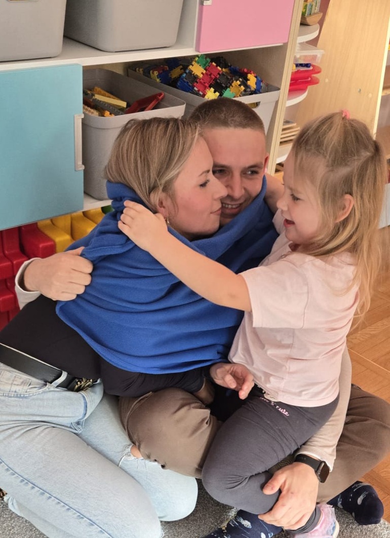  Dwie osoby dorosłe i dzie...