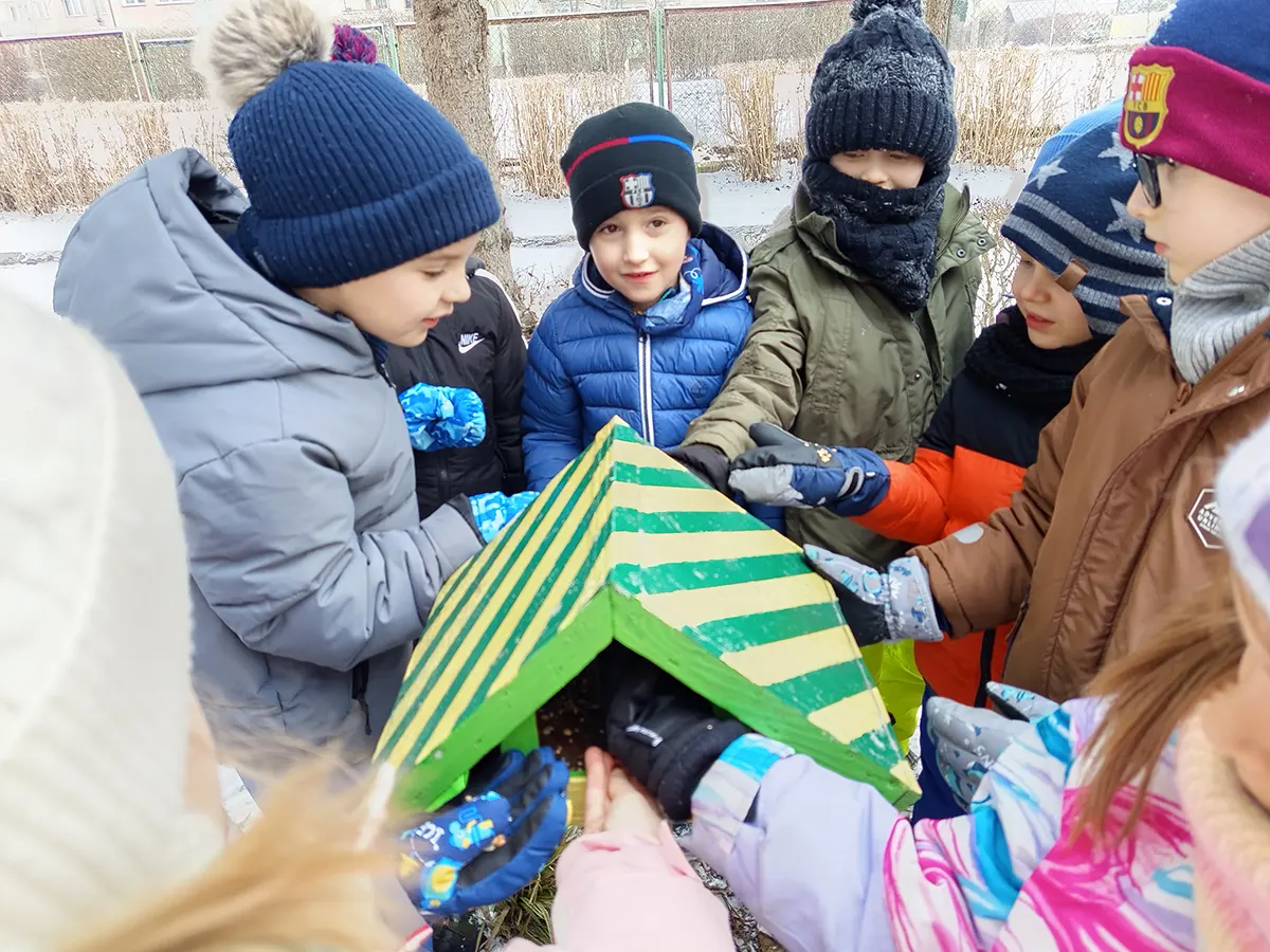  Dzieci na dworze i karmni...