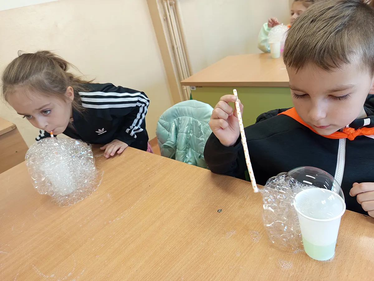  dzieci dmuchają bańki