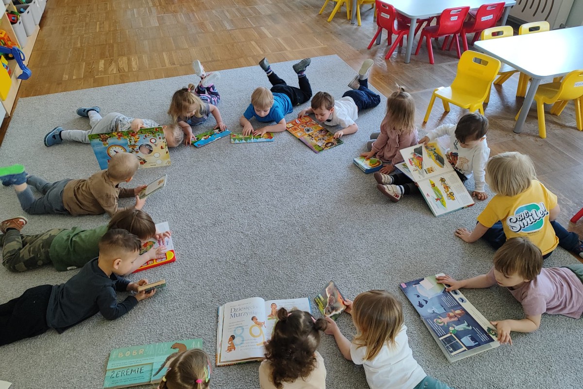  Grupa około 15 małych dzi...