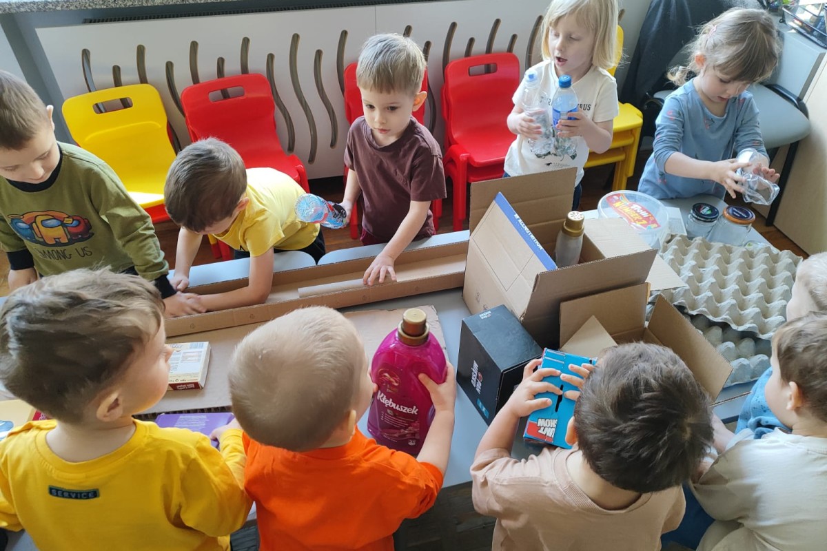  Grupa dzieci przy stole p...