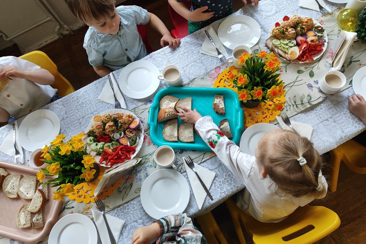  Dzieci siedzą przy stole...