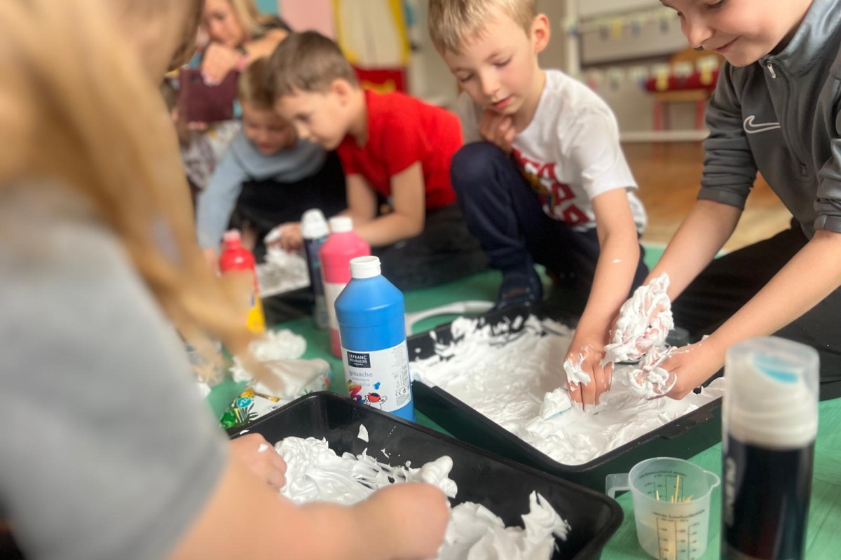  Dzieci bawią się białą pi...