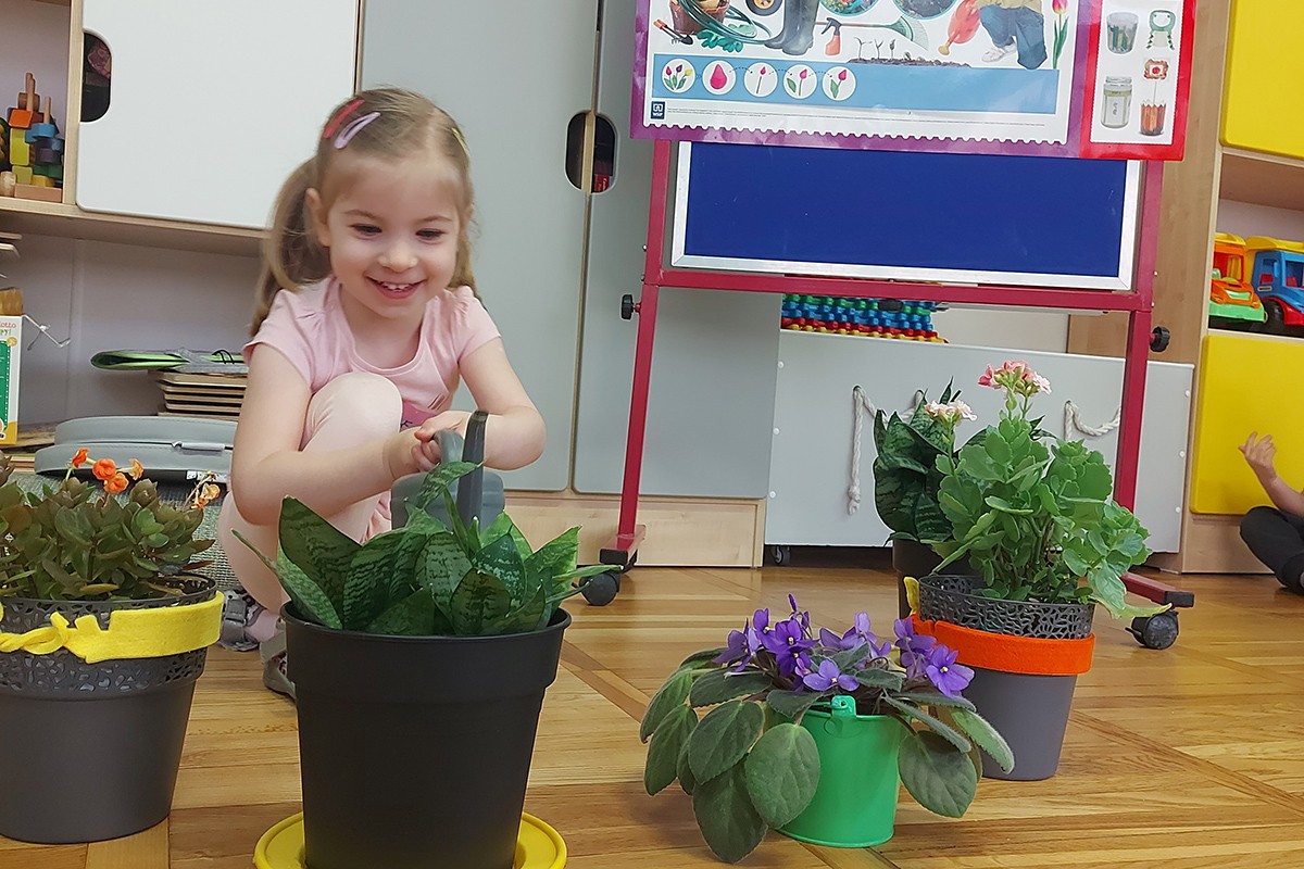  Uśmiechnięta dziewczynka...