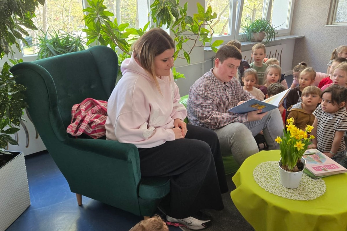  Dwoje młodych ludzi czyta...