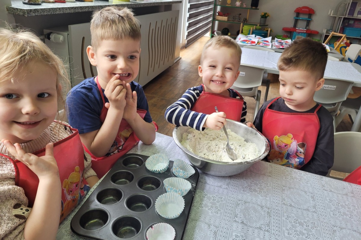  Czworo przedszkolaków w c...