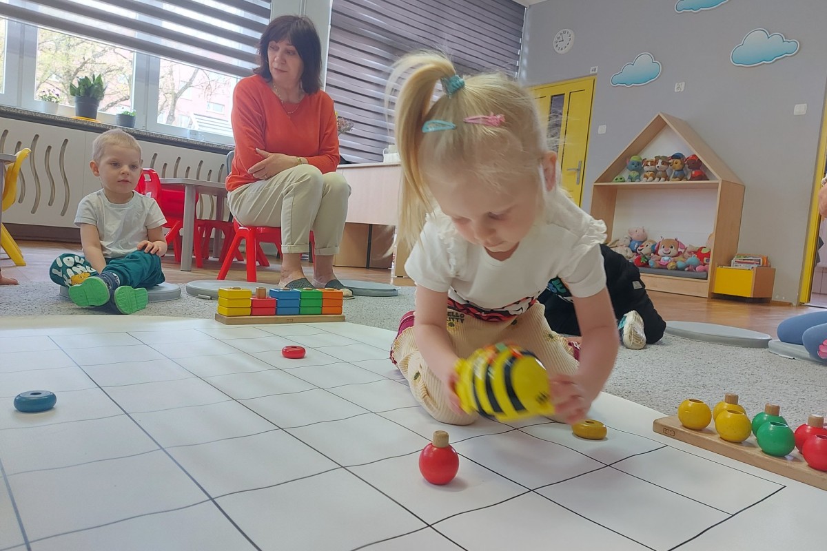  Dziewczynka na czworakach...