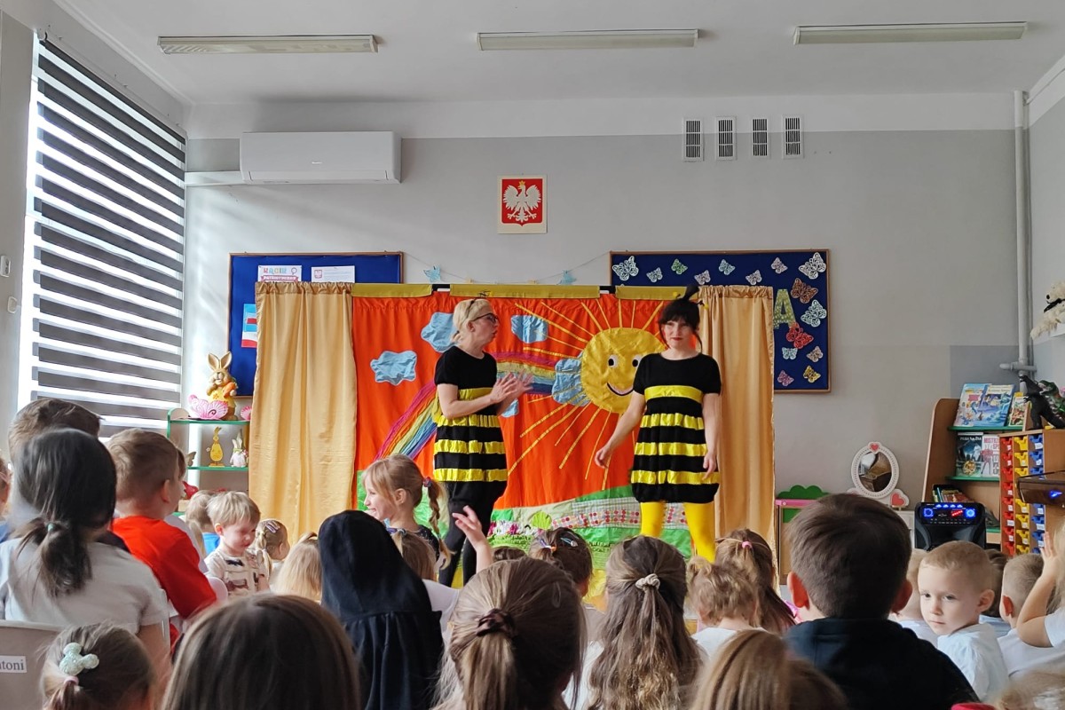  Dwaj aktorzy w strojach p...