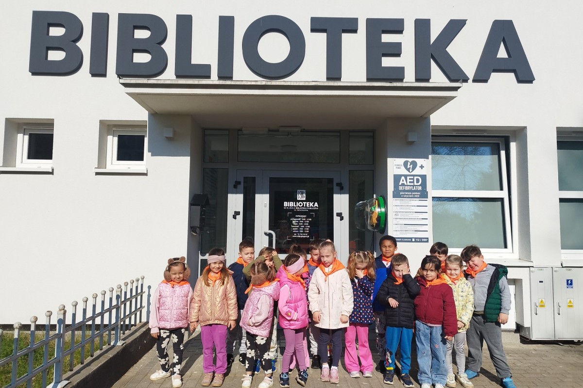  Grupa około 15 dzieci sto...