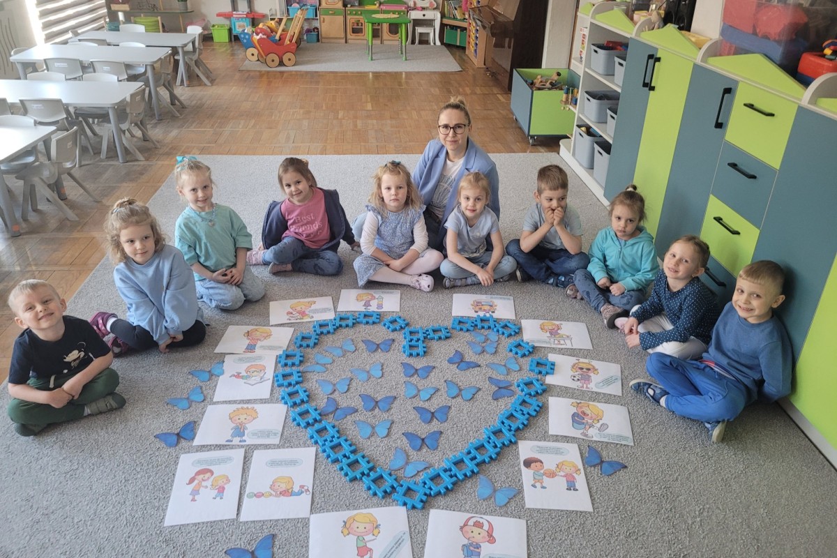  Grupa około 12 dzieci sie...