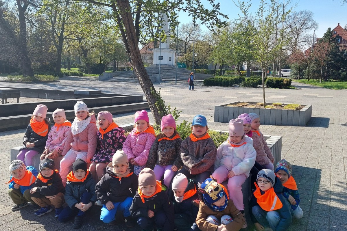  Grupa małych dzieci w pom...