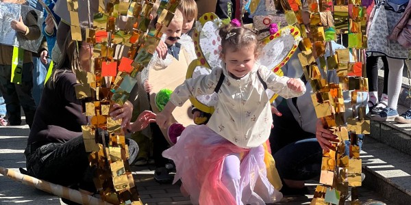 Mała dziewczynka w różowej spódniczce i białej bluzce tańczy