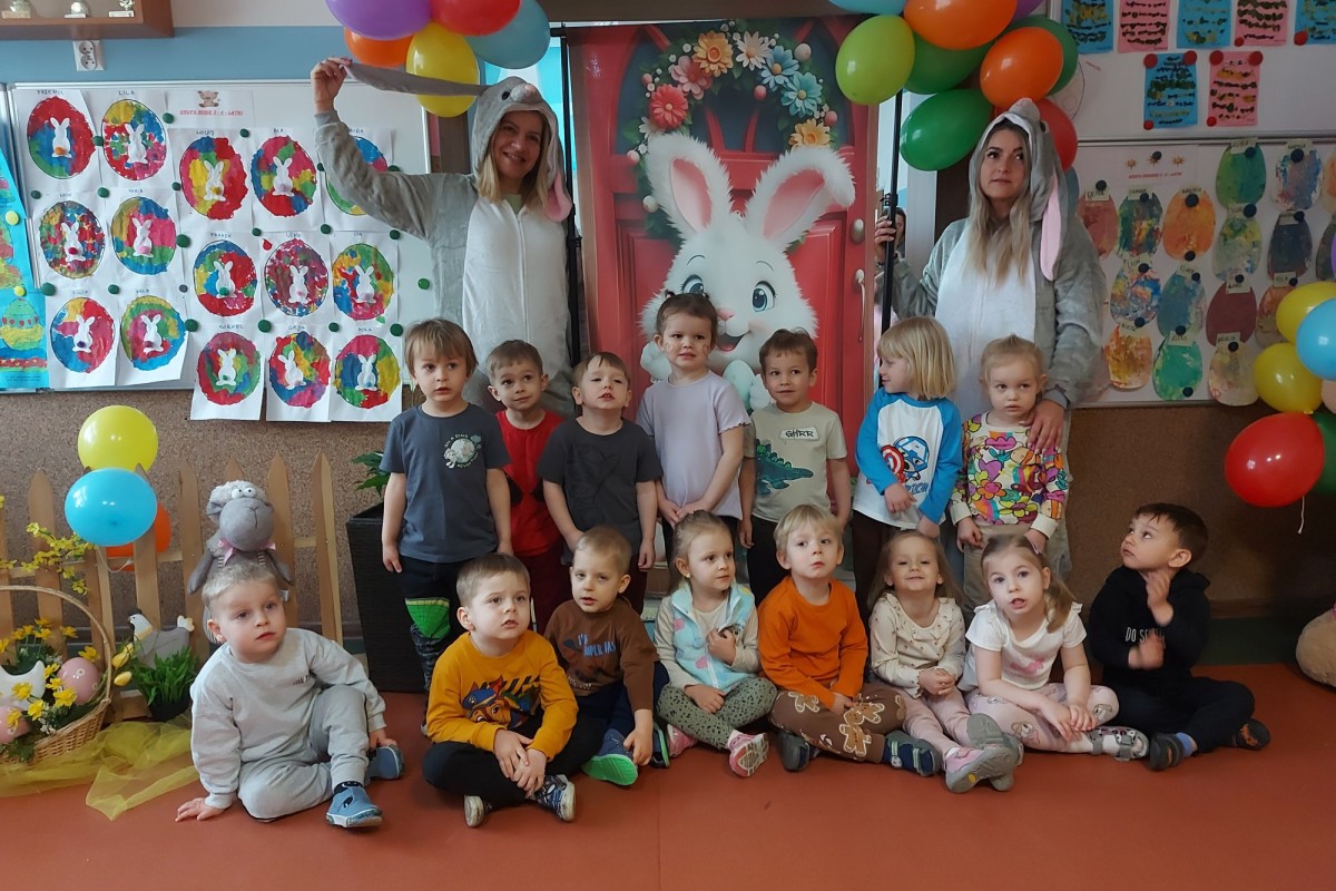  Grupa dzieci i dwóch opie...