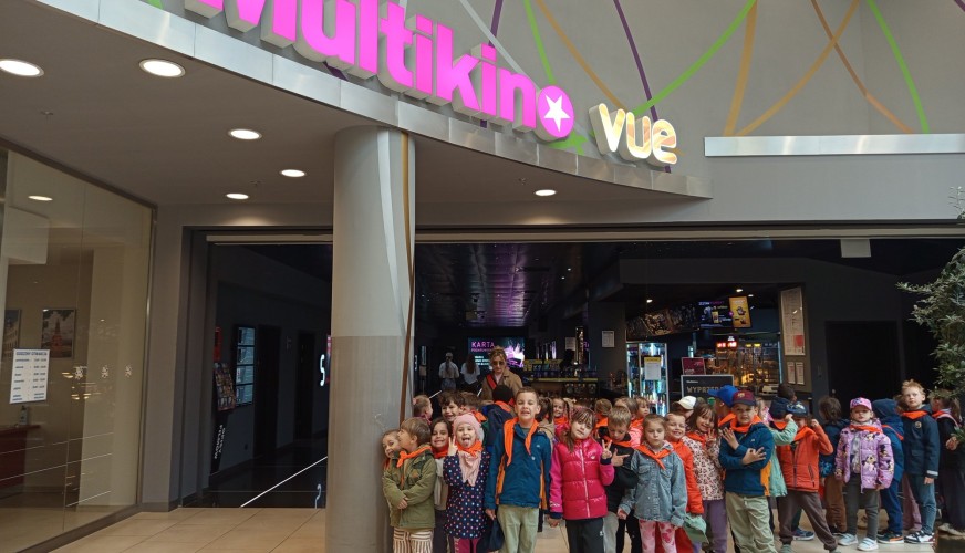 Grupa około 30 dzieci stoi przed wejściem do kina Multikino