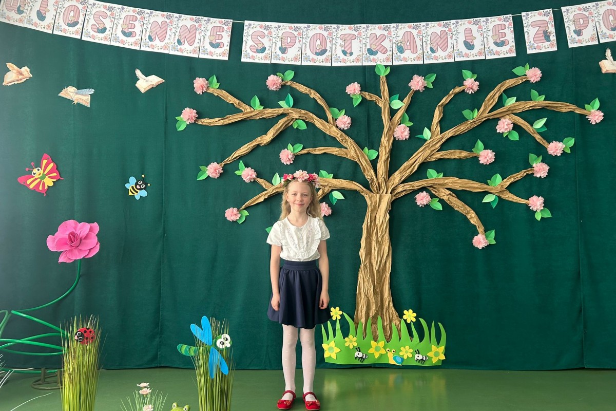  Dziewczynka stoi na zielo...