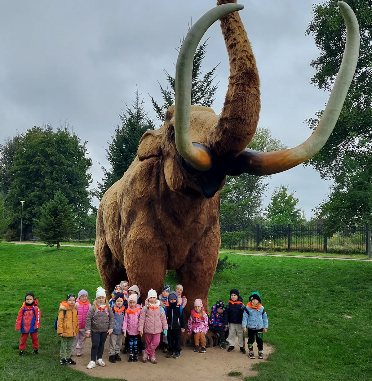  Dzieci i figura mamuta