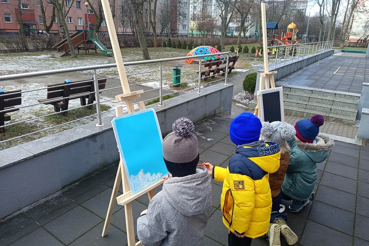  Dzieci na dworze malują