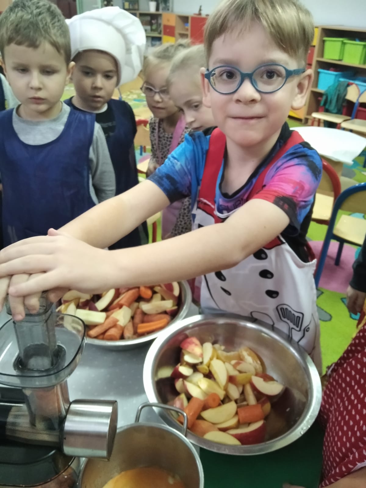 Przygotowanie soku warzywno-owocowego przez dzieci z wykorzystaniem sokowirówki