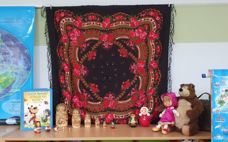 Dzieci poznają tradycyjne rosyjskie zabawki