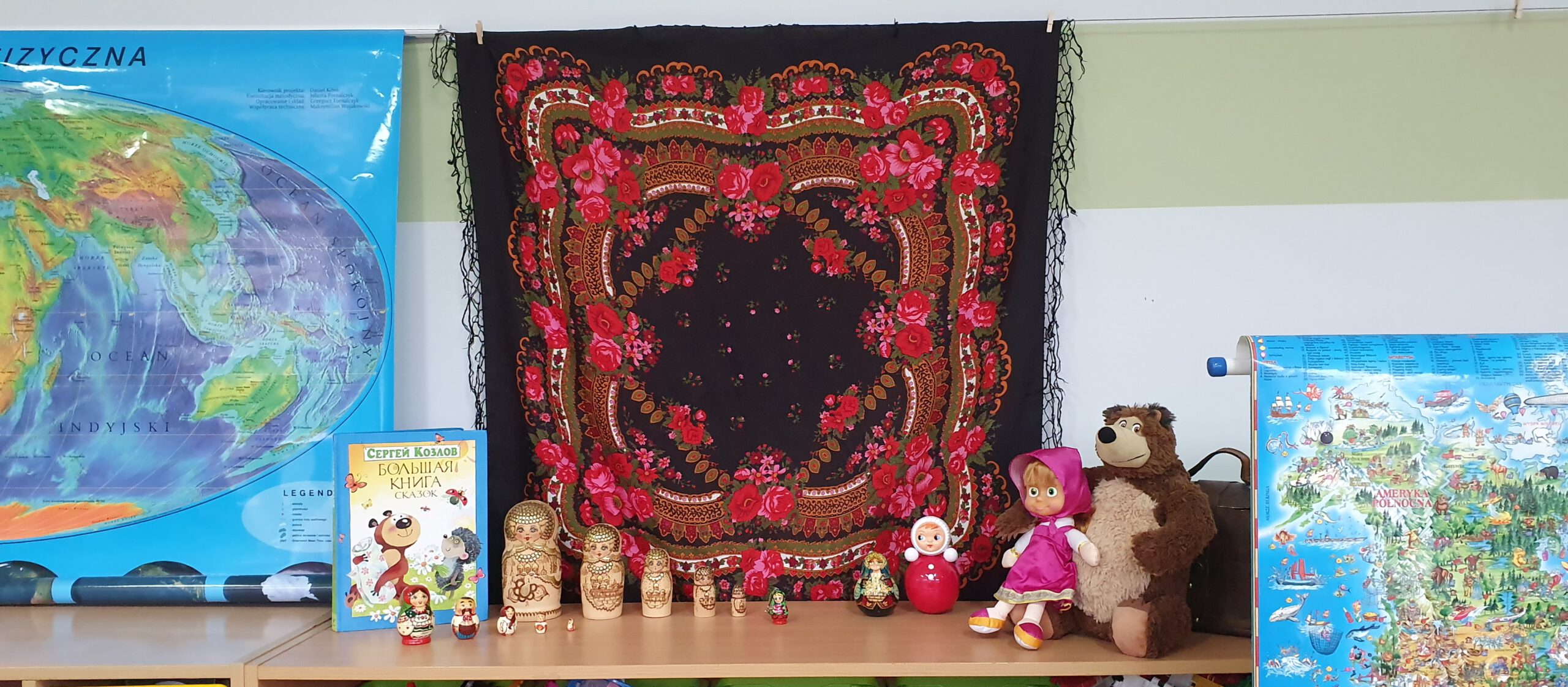 Dzieci poznają tradycyjne rosyjskie zabawki